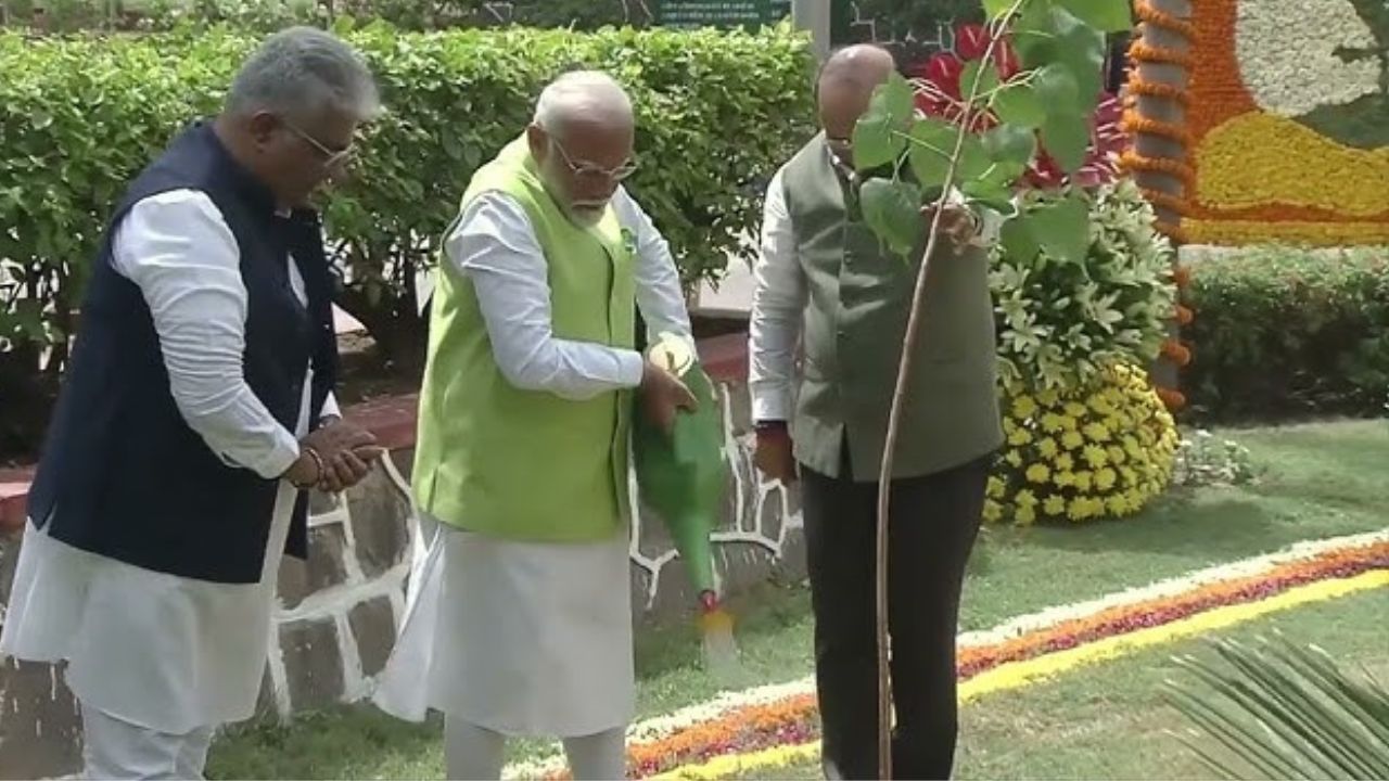 World Environment Day: एक पेड़ मां के नाम पर बदलेगा पर्यावरण का भविष्य! 700 किलोमीटर लंबी हरियाली की दीवार से होगा प्रकृति का पुनर्जन्म