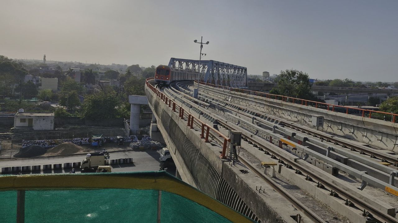 Bhopal Metro News: भोपाल मेट्रो की ऊंचाई बनी भारी वाहनों की मुसीबत! फिर से खोदी जा रही है सड़क
