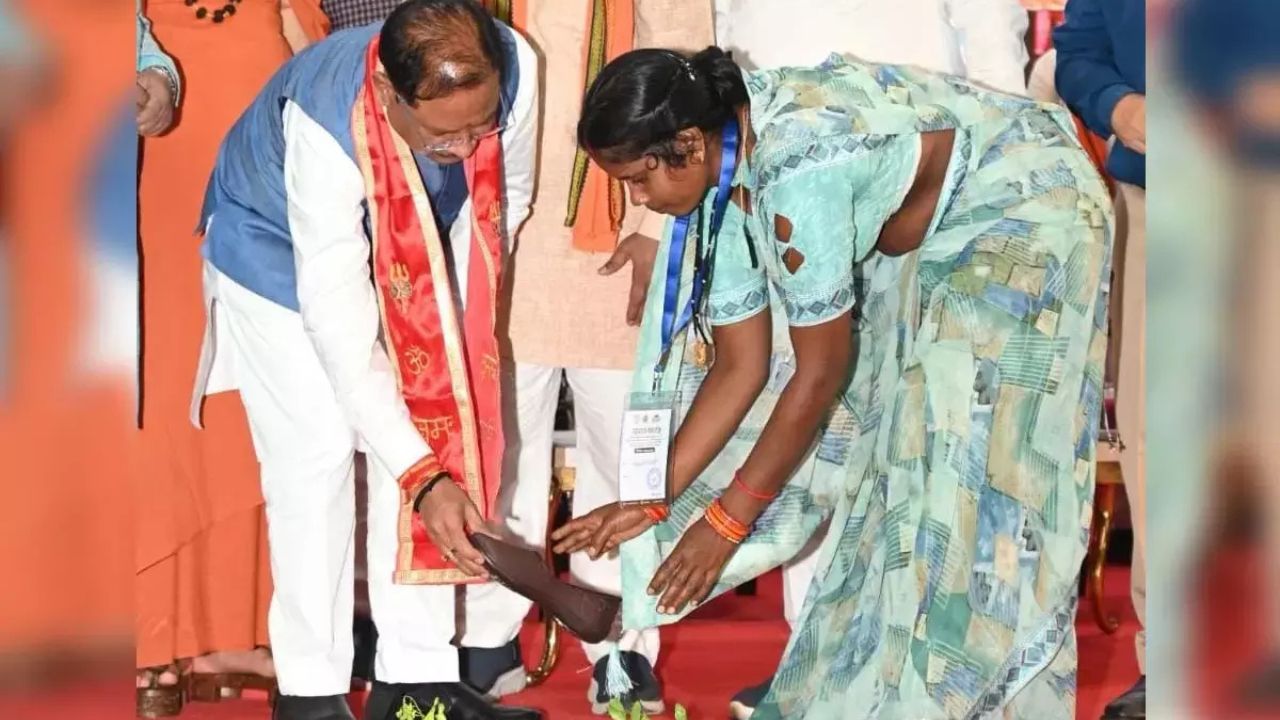 CG Charan Paduka Yojana: वनवासियों के सम्मान में चरण पादुका योजना फिर शुरू, सीएम साय ने खुद पहनाए जूते