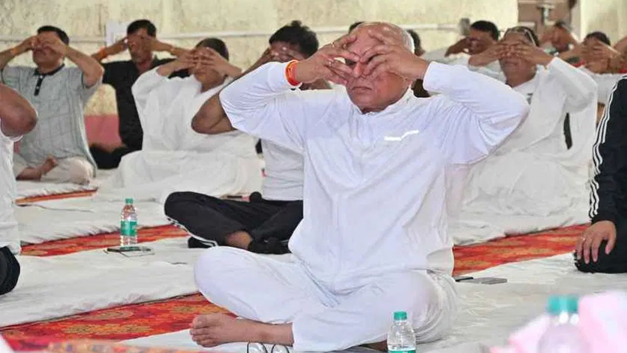 Sidhi News: भारी बारिश के कारण बदला स्थान, सीधी में मनाया गया अब तक का सबसे छोटा योग आयोजन