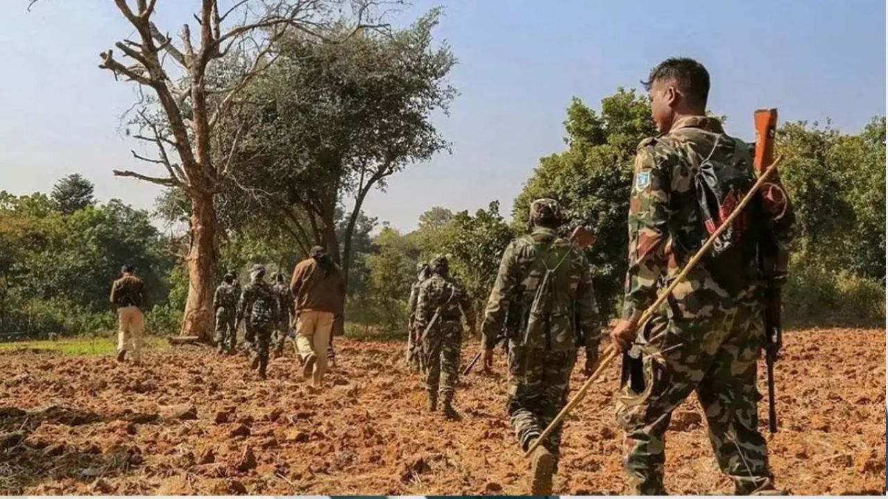 Chhattisgarh News: छात्र समेत तीन की नक्सलियों ने ली जान, सात ग्रामीणों को बेरहमी से पीटा
