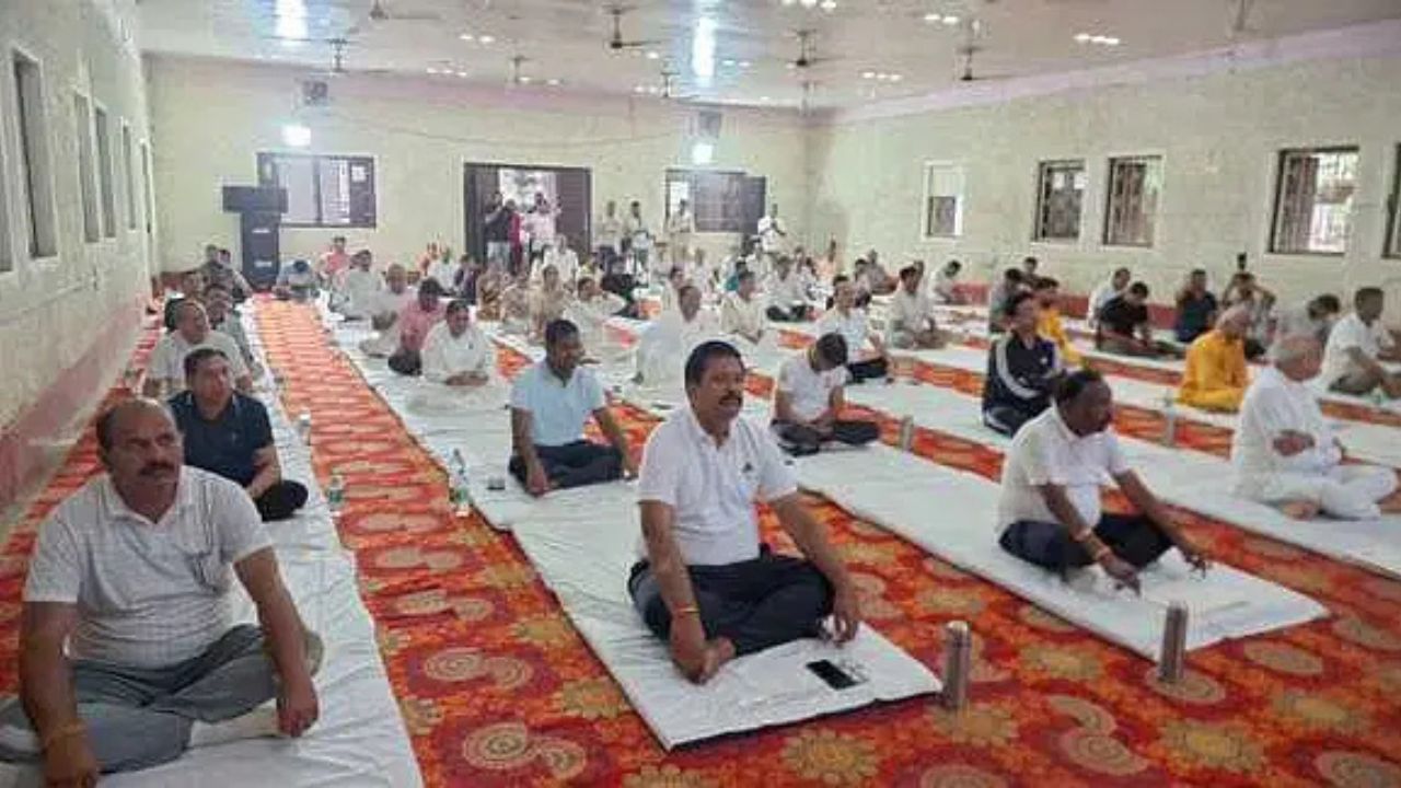 Sidhi News: भारी बारिश के कारण बदला स्थान, सीधी में मनाया गया अब तक का सबसे छोटा योग आयोजन