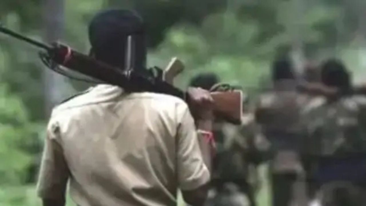 Chhattisgarh News: छात्र समेत तीन की नक्सलियों ने ली जान, सात ग्रामीणों को बेरहमी से पीटा
