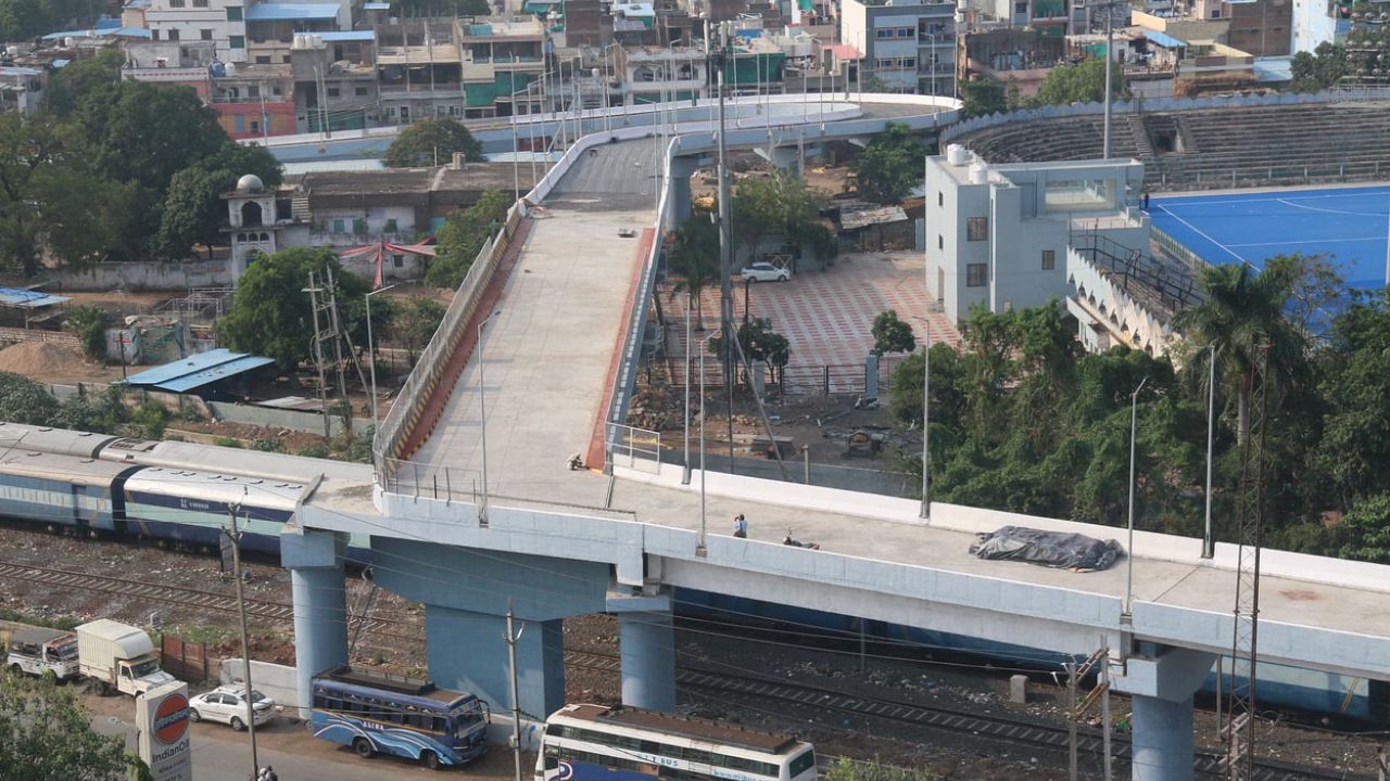 Bhopal 90 Degree Over Bridge: भोपाल का 90 डिग्री ओवरब्रिज बना चर्चा का केंद्र, अब सरकार ने बनाई जांच समिति