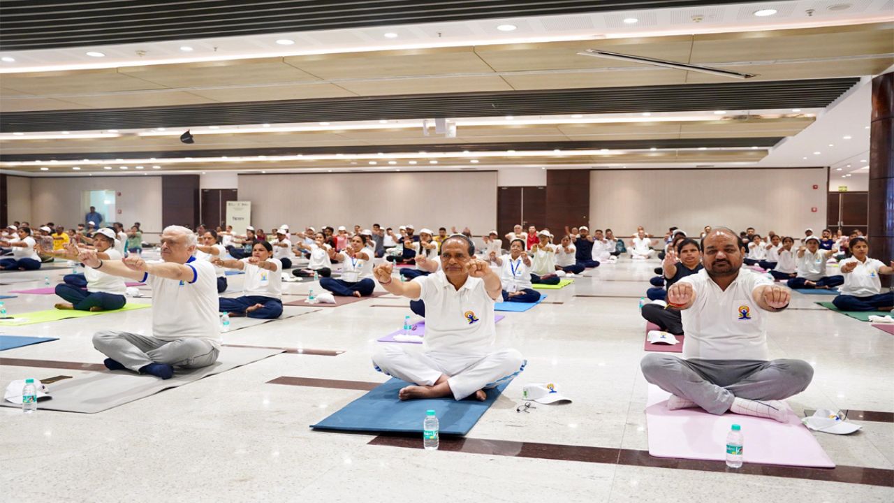 Yoga Day 2025: शिवराज सिंह चौहान ने दिल्‍ली के पूसा कैंपस में अंतर्राष्ट्रीय योग दिवस पर किया योगाभ्यास