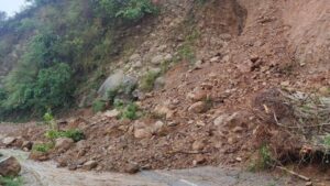 Himachal Landslide Alert: शिमला समेत हिमाचल के कई राज्यों में समय से पहले पहुंचा मानसून, बारिश से कई जगहों पर भूस्खलन की मार