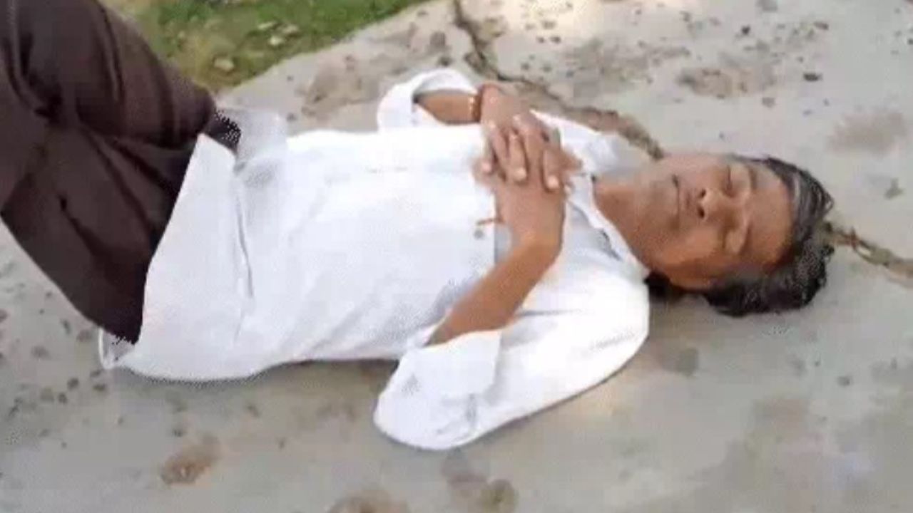Chhattisgarh News: स्कूल खुलते ही हेडमास्टर ने मचाया शराब का हंगामा, नशे में बेसुध होकर गिरा बरामदे में!