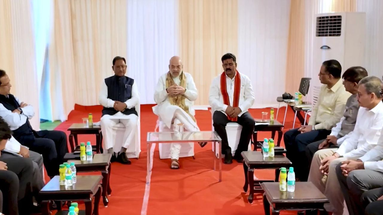 Amit Shah ने नक्सल विरोधी अभियानों में शामिल अधिकारियों को दी बधाई, सुरक्षा बलों में बढ़ा उत्साह
