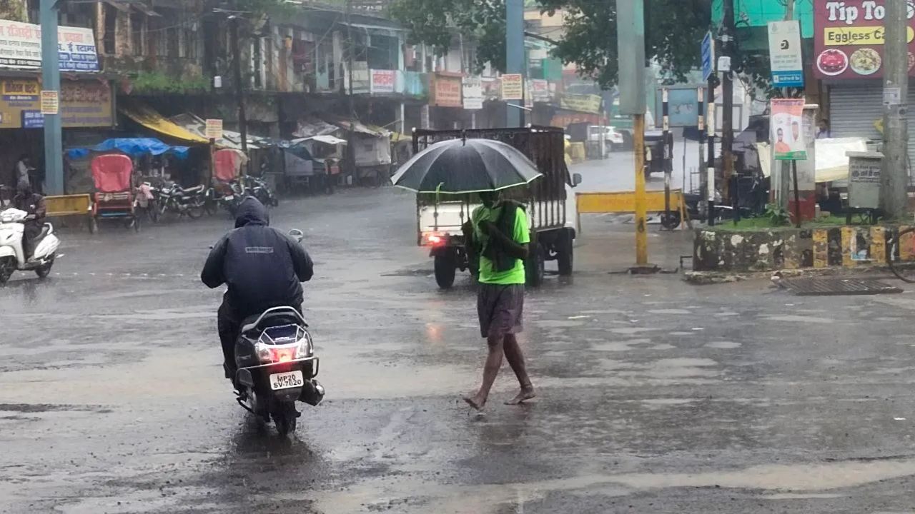 Mp Weather Today: मध्यप्रदेश में फिर बरसे बादल, बारिश से नदी-नाले उफान पर, 15 जिलों में अलर्ट जारी