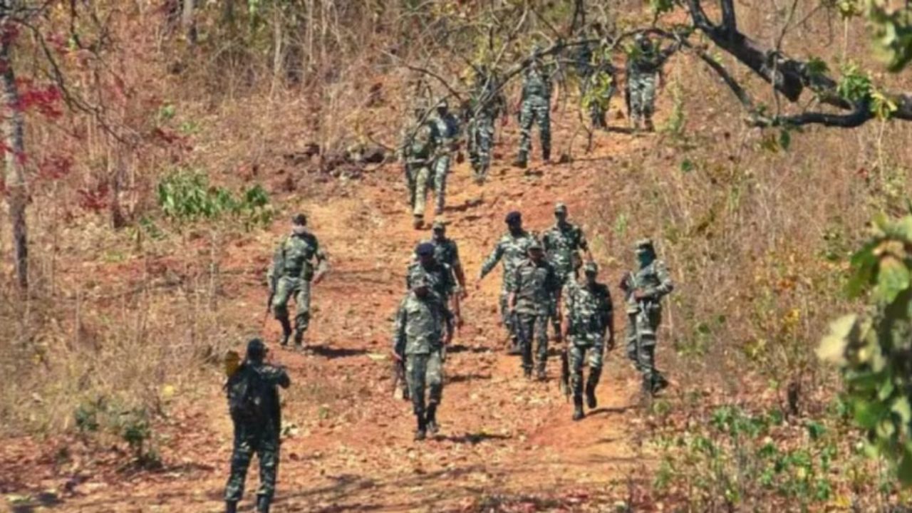 Chhattisgarh: नक्सलियों की मौजूदगी की सूचना पर निकली टीम, जंगल में अचानक गोलियों की गूंज से दहशत