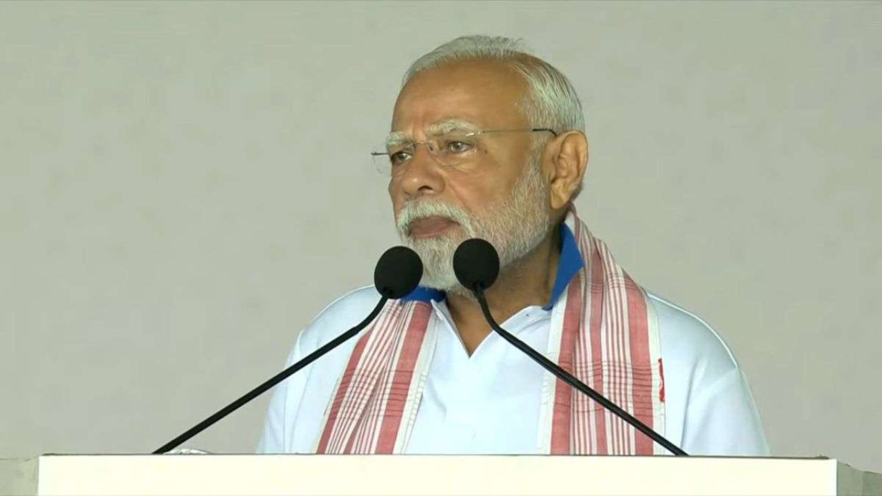 PM Modi ने आंध्र प्रदेश में दिया योग का संदेश, लाखों लोगों संग किया सामूहिक योग