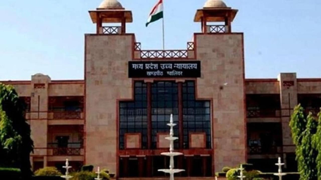 MP News: NEET विवाद पर कोर्ट का अनोखा अंदाज़, अंधेरे में बिठाकर मांगा छात्रों का दर्द समझने का तरीका