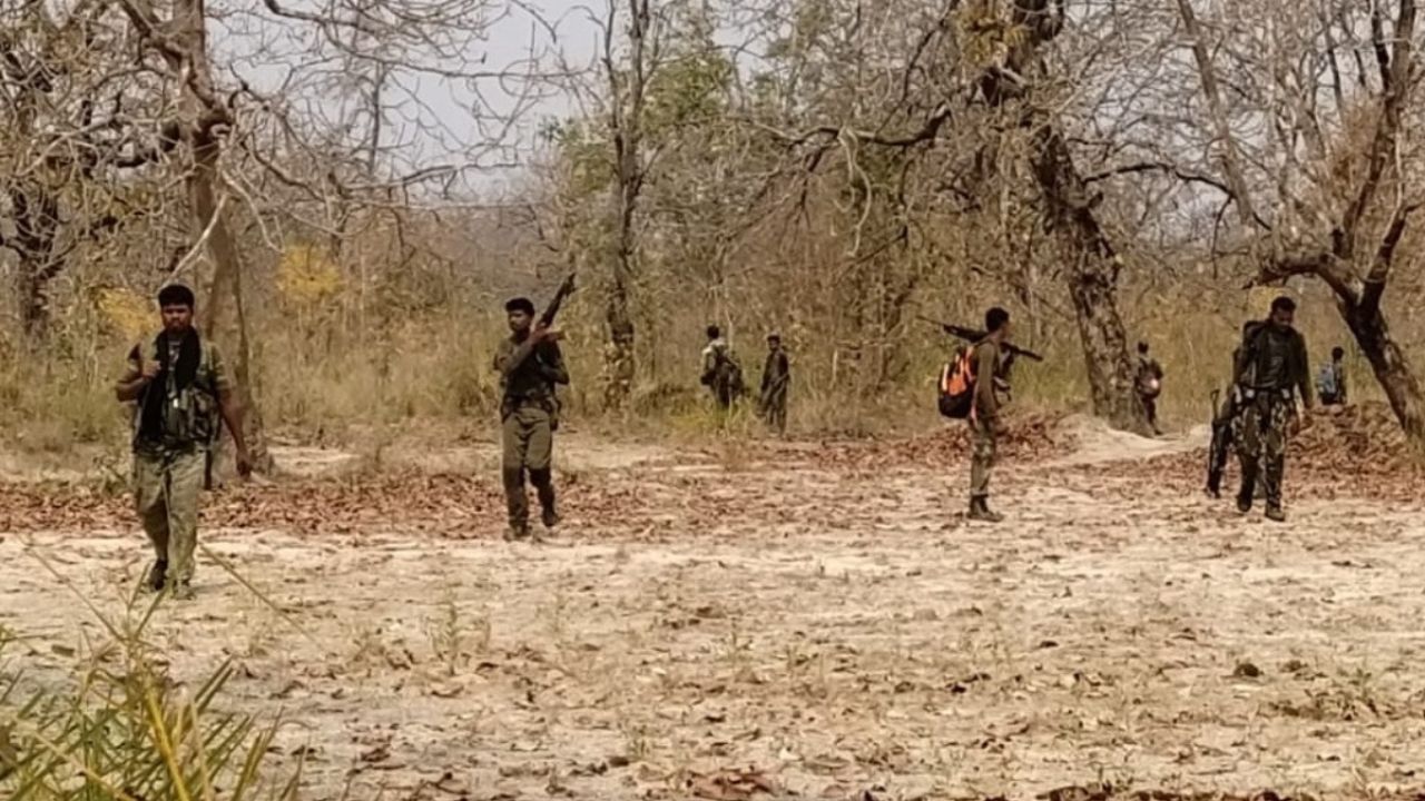 Chhattisgarh News: छत्तीसगढ़ के छोटे बेठिया थाना क्षेत्र में मुठभेड़, महिला नक्सली का शव और हथियार बरामद