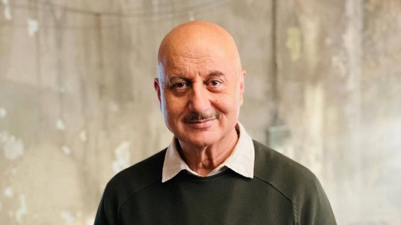 जब Anupam Kher ने अंग्रेज़ बनकर खाई शादी की जलेबियां! फिल्म रिलीज़ के मौके पर अभिनेता ने सुनाए अपने पुराने किस्से