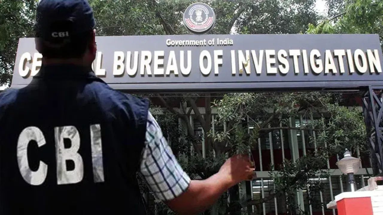 Chhattisgarh News: चार डॉक्टर और दो महिला कांस्टेबल रिश्वत लेते रंगेहाथ पकड़े गए, मेडिकल कॉलेज जांच में खुला घोटाला