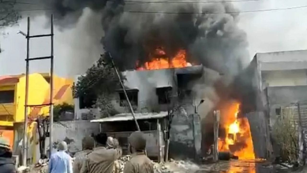 Tamil Nadu Fire Cracker: पटाखा बनाते वक्त हुआ ब्लास्ट, सिवकासी में मजदूरों की जिंदगी उजड़ गई चंद सेकंड में