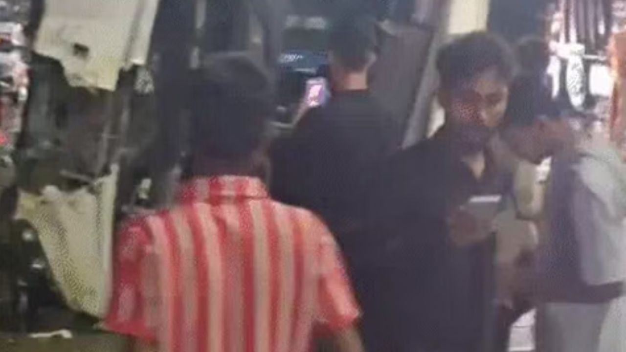 Indore News: इंदौर में खौफनाक सड़क हादसा! ओवरब्रिज पर पलटा वाहन, रात के सन्नाटे में चीख-पुकार