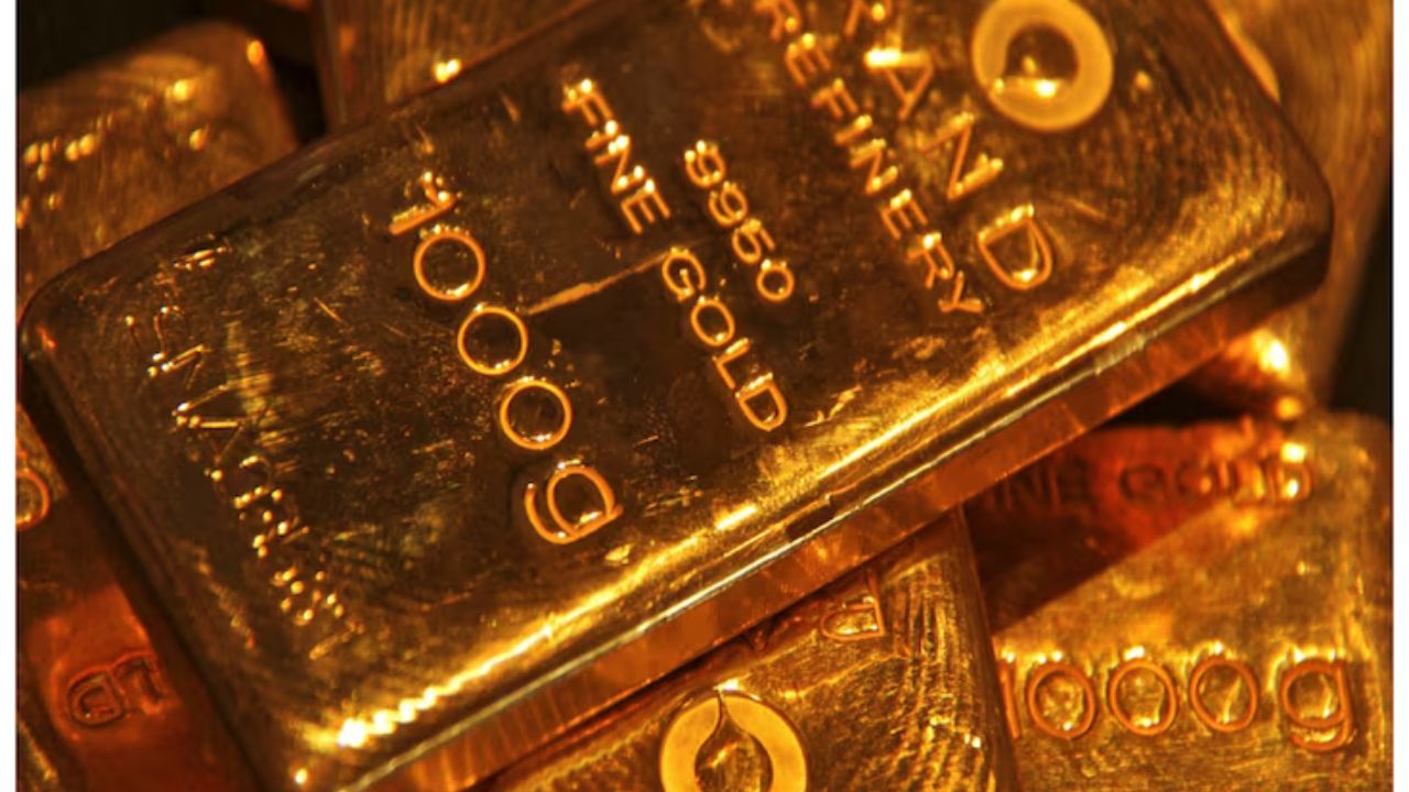 Gold Prices Today: सोने की कीमतों में अचानक गिरावट! 100 ग्राम पर 6000 रुपये की कटौती, निवेशकों में मचा हड़कंप