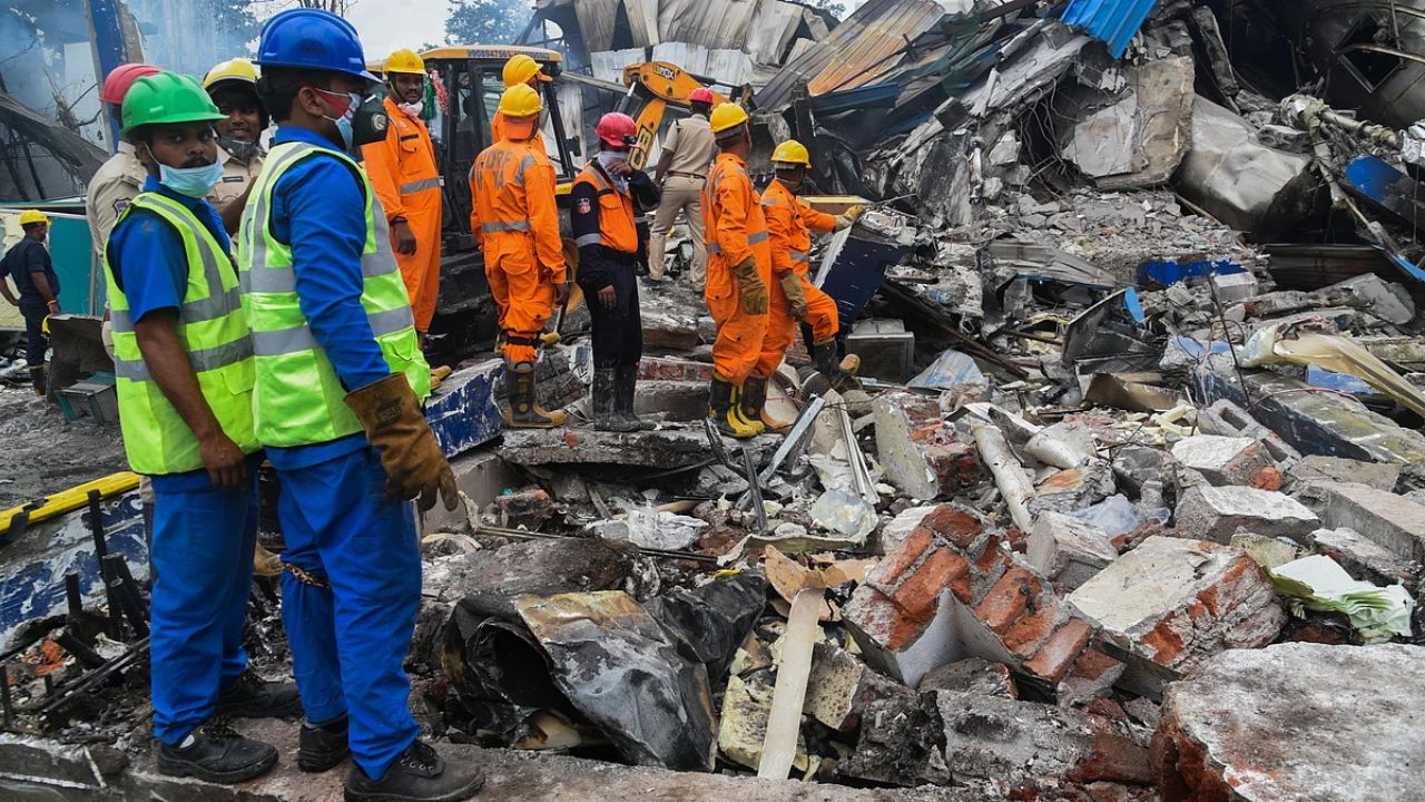 Sigachi Blast: तेलंगाना फैक्ट्री धमाके में 40 की मौत, पुराने मशीनों की अनदेखी बनी 33 जख्मी ज़िंदगियों की वजह