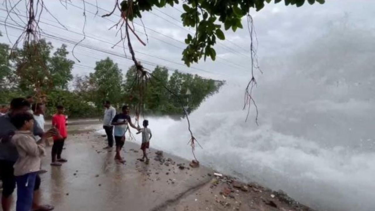 Chhattisgarh News: रायपुर में पानी बना संकट! मेन पाइपलाइन फटी, लाखों लीटर बहा पानी, तीन लाख लोग प्यासे रह गए