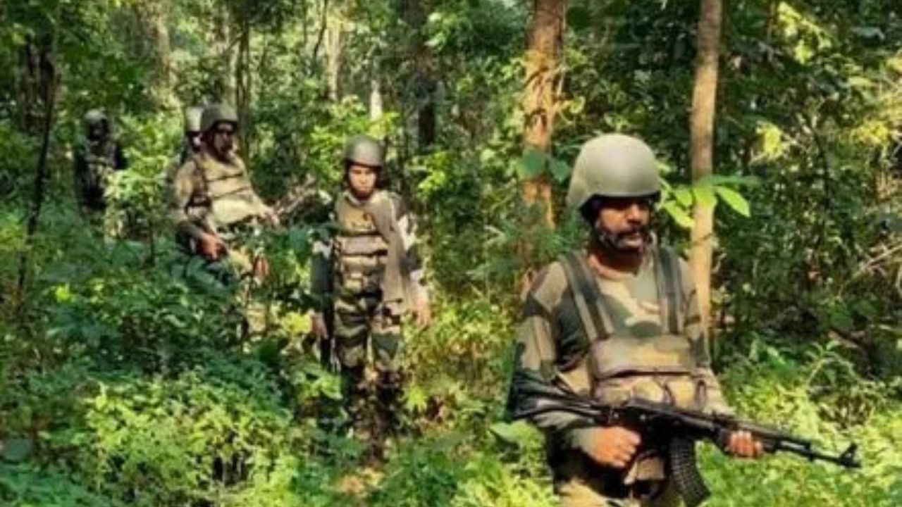Chhattisgarh News: नेशनल पार्क में गूंजीं गोलियां, सुरक्षाबलों ने मार गिराया नक्सलियों का खतरनाक स्नाइपर