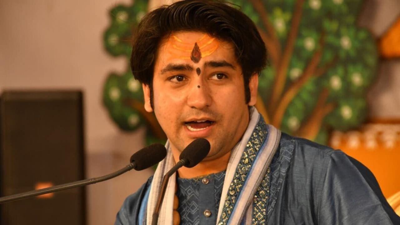 MP News: पंडाल हादसे के बाद सादगी से जन्मदिन! क्या बाबा बागेश्वर का नया मिशन बदल देगा समाज की सोच