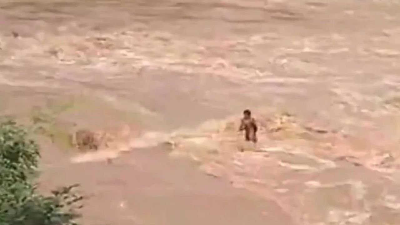Chhattisgarh News: छत्तीसगढ़ में भारी बारिश का कहर, मछली पकड़ने गए युवक की नदी में बहने से मौत