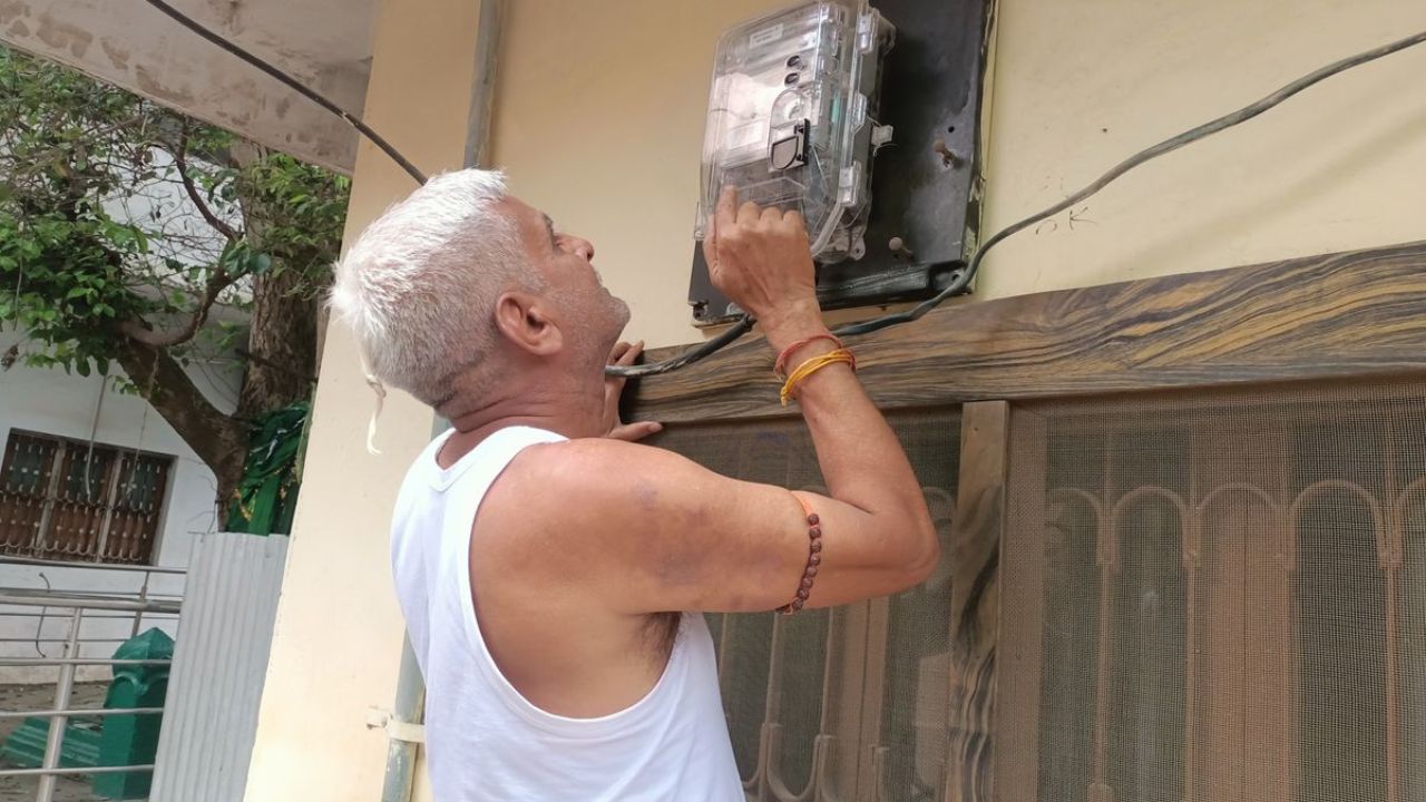 MP News: स्मार्ट मीटर बना सिरदर्द, विदिशा में बुजुर्ग को आया 69 लाख का बिजली बिल, मचा हड़कंप