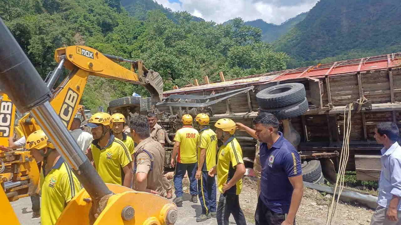 Uttarakhand News: भंडारे का सामान लेकर जा रहा ट्रक पलटा, तीन कांवड़ियों की मौत, अठारह गंभीर रूप से घायल