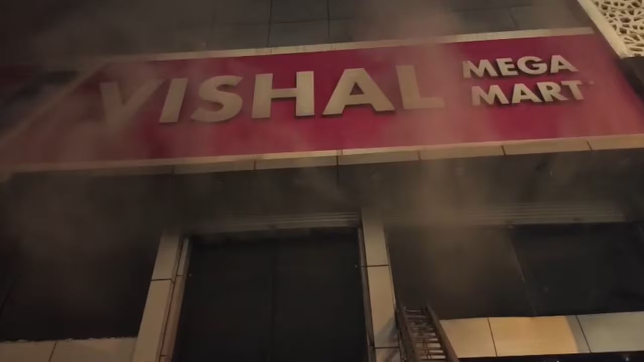 Delhi Fire News: विशाल मेगा मार्ट में धुएं का कहर! आग बुझी लेकिन उठे कई सवाल, कैसे बचती जान