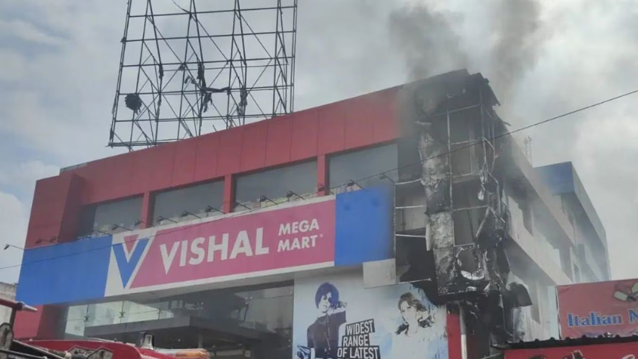 Delhi Fire News: विशाल मेगा मार्ट में धुएं का कहर! आग बुझी लेकिन उठे कई सवाल, कैसे बचती जान